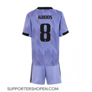 Real Madrid Toni Kroos #8 Bortatröja Barn 2022-23 Kortärmad (+ korta byxor)